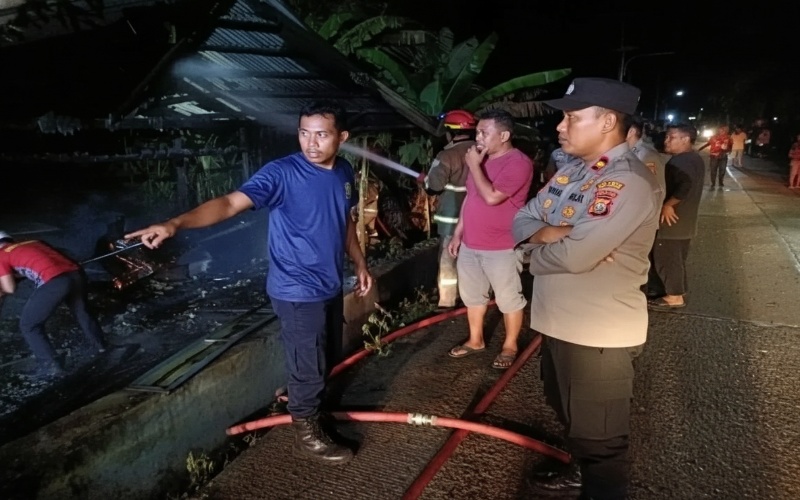 Warung kelontong terbakar di Desa Sesulu, Petugas Gerak Spontan Kendalikan Kobaran