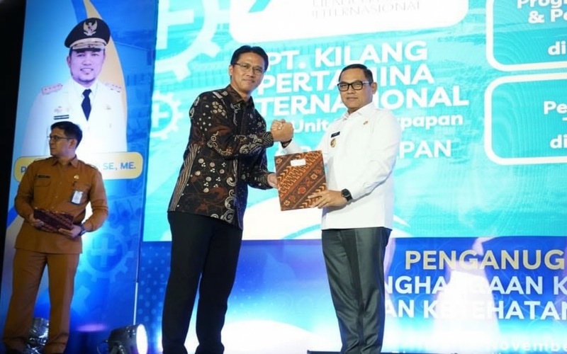 PT KPI Balikpapan meraih tiga penghargaan K3 Kaltim&mdash;momen apresiasi dan visual kemenangan budaya selamat.