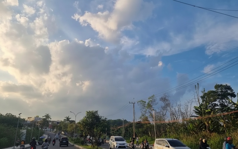 Langit Samarinda diselimuti awan tebal dengan nuansa lembap, menampilkan suasana redup jelang hujan petir dini hari.