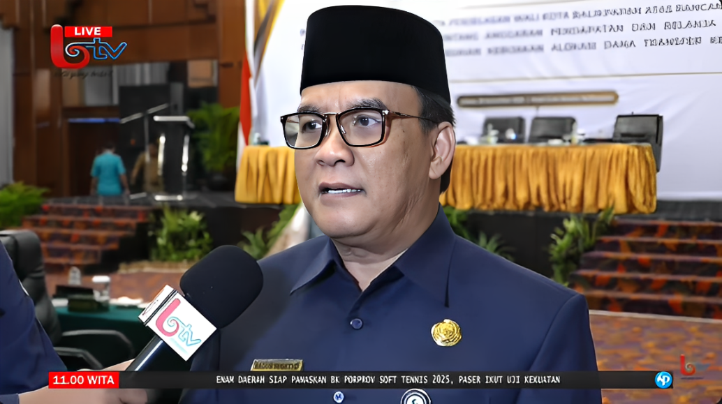 Wakil Wali Kota Balikpapan, Bagus Susetyo, diwawancarai usai rapat paripurna DPRD di Hotel Gran Senyiur, Selasa (18 November 2025).