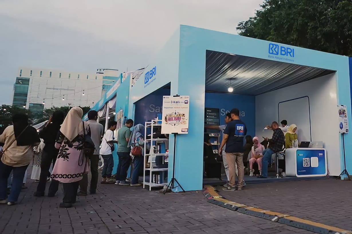 Pelaku UMKM kuliner memamerkan produk unggulan di Bazaar UMKM Medan 2025 &mdash; visual meriah penuh warna.