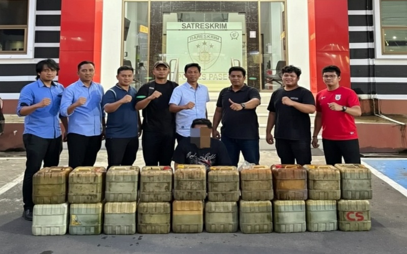 Barang bukti pertalite dalam jeriken di kios Long Ikis