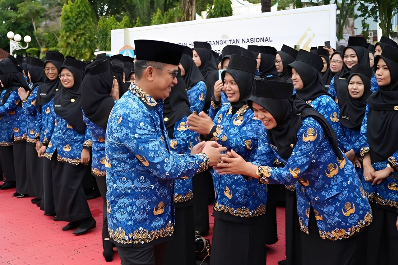 Wali Kota Balikpapan Rahmad Masud bersalaman dengan seorang PNS usai upacara di Balai Kota Balikpapan.