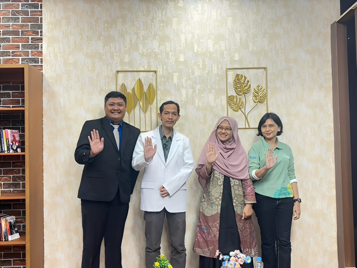 Narasumber dan host berfoto bersama usai talkshow Ngopi di Studio Balikpapan TV, Jumat (21 November 2025).