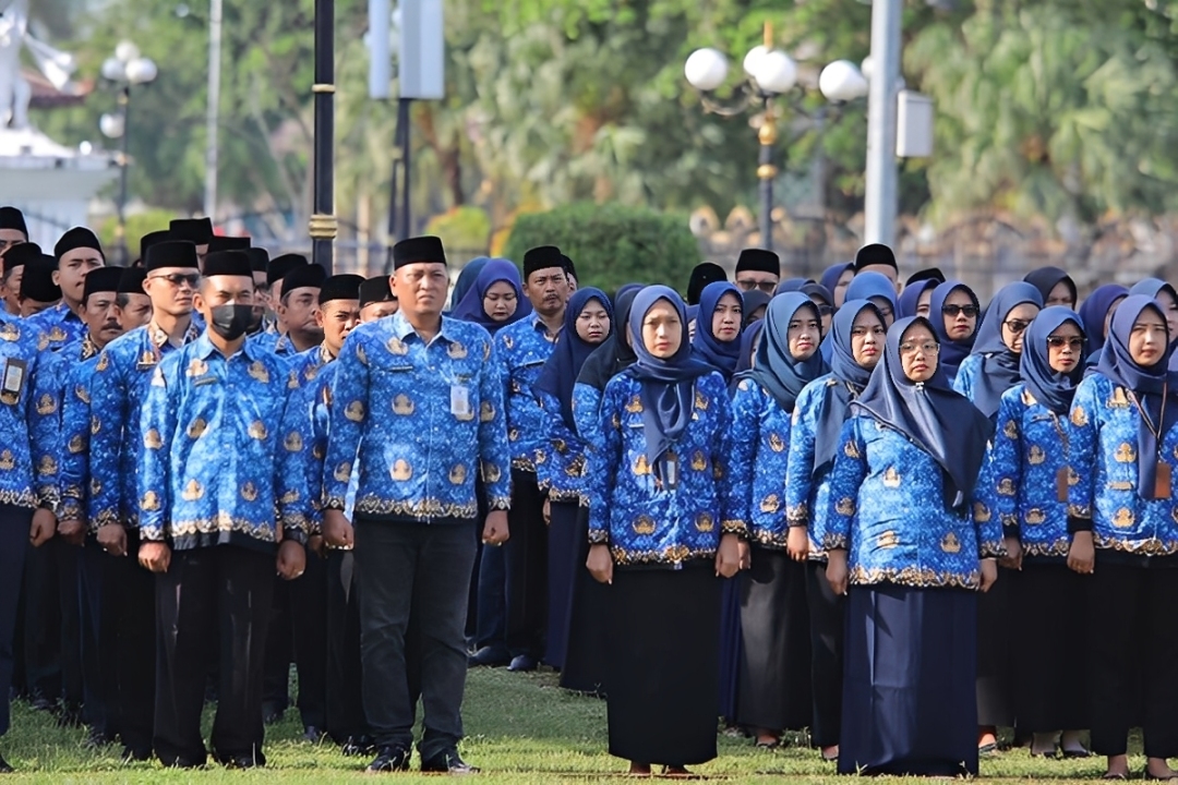 Para ASN berbaris rapi saat mengikuti upacara bendera.