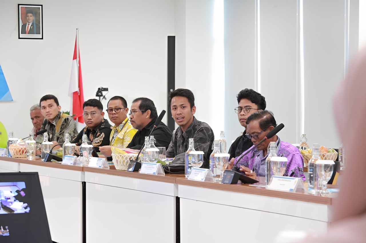 Perwakilan pemerintah daerah menyampaikan perkembangan administrasi lahan dalam rapat pembangunan jaringan ketenagalistrikan untuk IKN di PLN Hub Balikpapan, Kamis (20 November 2025).