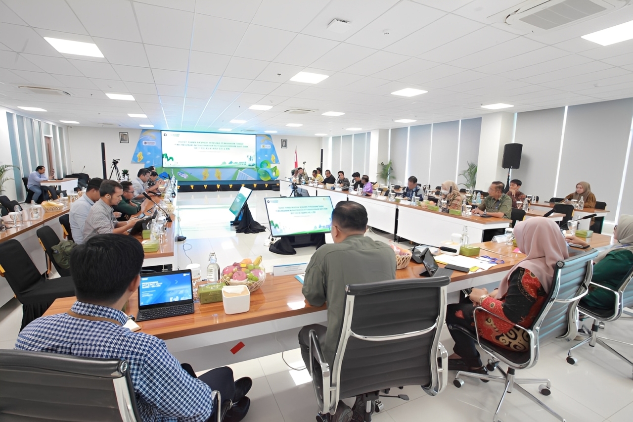 Suasana Rapat Teknis Pembangunan Infrastruktur Ketenagalistrikan SUTT dan SKTT 150 kV Kuaro&ndash;GIS 4 IKN di PLN Hub Balikpapan, yang dihadiri perwakilan pemerintah pusat dan daerah, Kamis (20/11/2025).