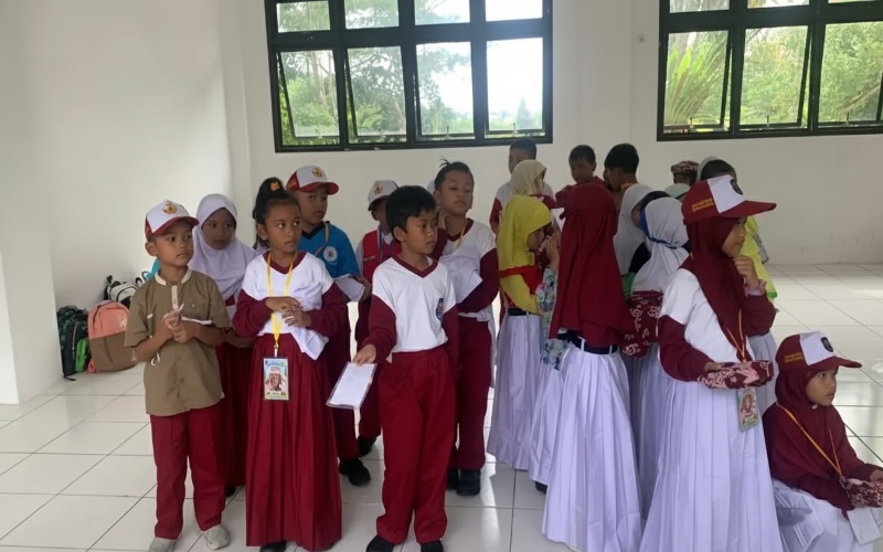 Siswa Balikpapan menerima seragam sekolah gratis dengan ekspresi bahagia &mdash; simbol harapan dan dukungan pendidikan