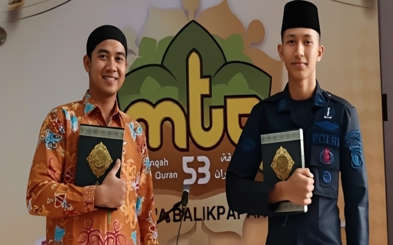 Potret Bripda Alif saat menerima penghargaan MTQ Balikpapan dengan ekspresi bangga dan aura pencapaian.