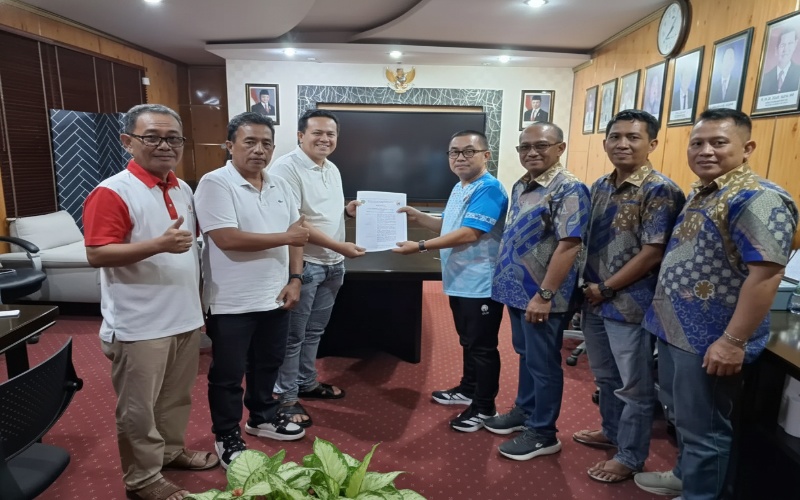 Ketua KONI Kaltim menyerahkan SK kepada Ketua KONI Balikpapan, momen simbolis awal gerak pembinaan atlet .  Penuh energi dan harapan.
