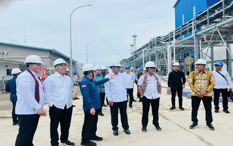 Pabrik ARC Balikpapan dengan instalasi modern, menonjolkan aktivitas operasional dan nuansa industri energi bersih.