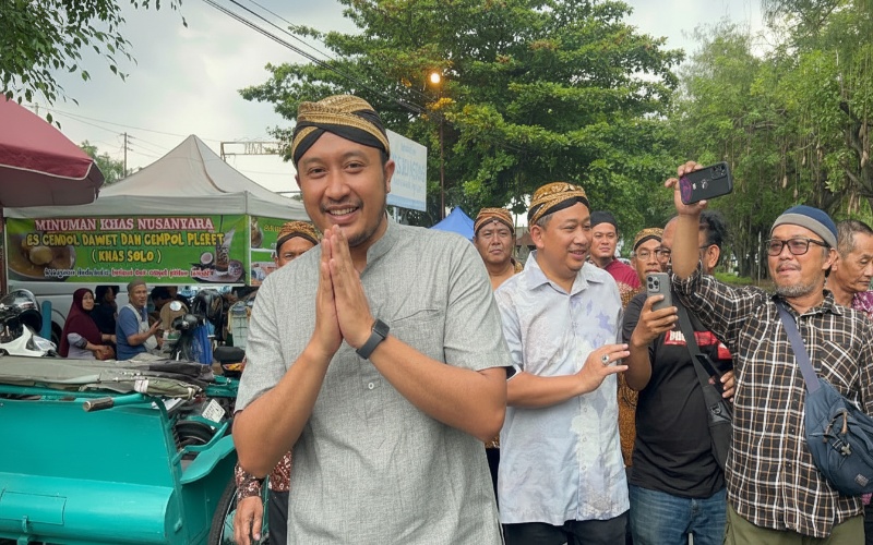 PB XIV Hangabehi berjalan kaki menuju Masjid Agung Surakarta