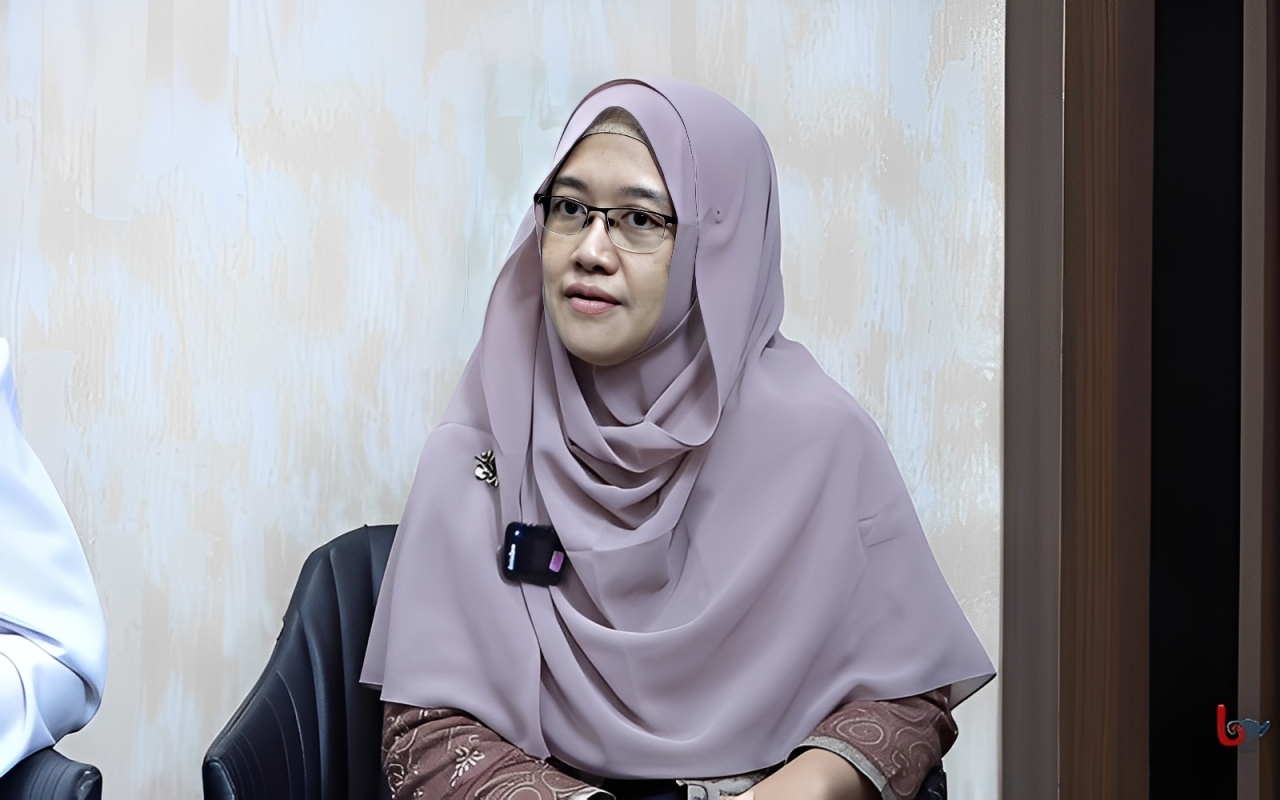 Dr. Emy Pramita Utami Sp.GK saat menjadi narasumber dalam talkshow Ngopi di Studio Balikpapan TV, Jumat (21 November 2025).