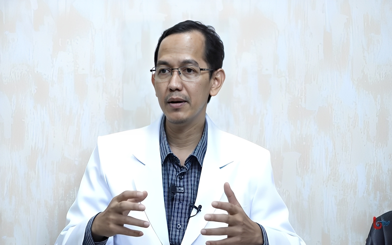 Dr. Bawono Bhakti Yusuf Sp.A, M.Biomed saat menjadi narasumber dalam talkshow Ngopi di Studio Balikpapan TV, Jumat (21 November 2025).