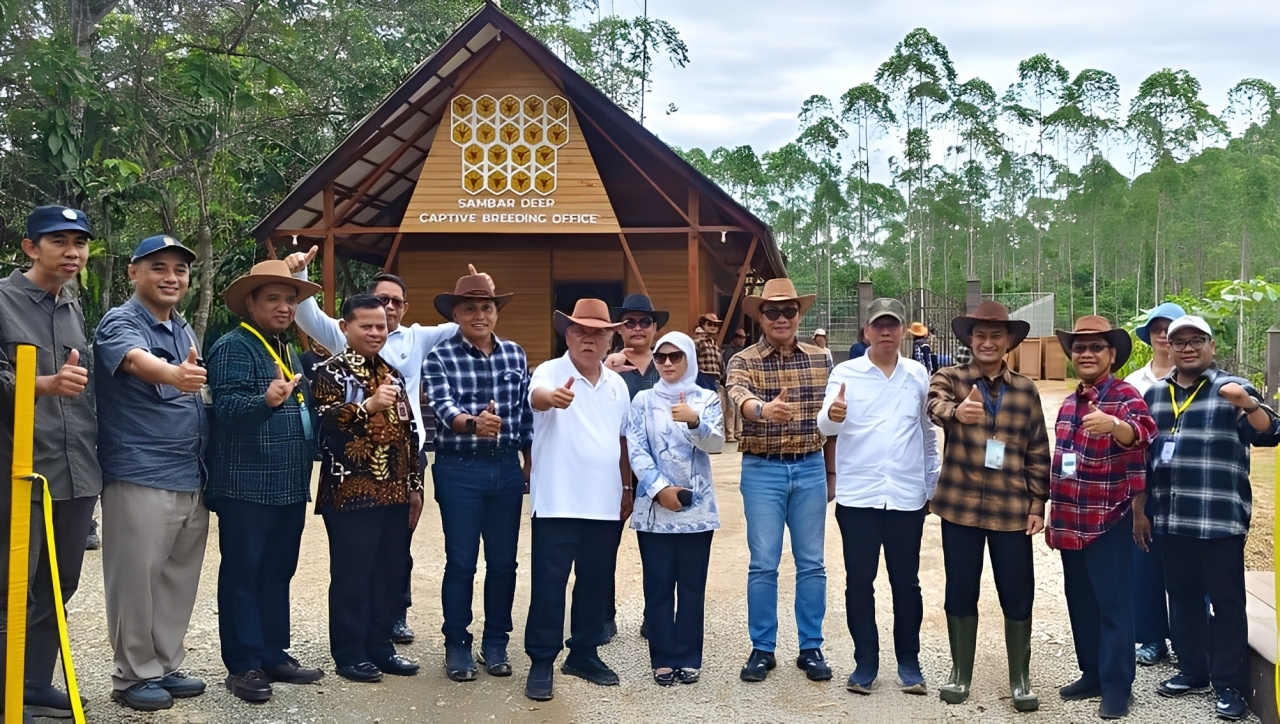 Para peserta berfoto bersama usai Peresmian Penangkaran Rusa Sambar di kawasan Wanagama Nusantara, Zona Rimba Kota B, kawasan inti Ibu Kota Nusantara (IKN) Kamis (20 November 2025).