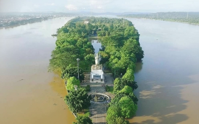 Panorama Pulau Kumala dari tepi Sungai Mahakam, ikon wisata yang memancing rasa ingin menjelajah.