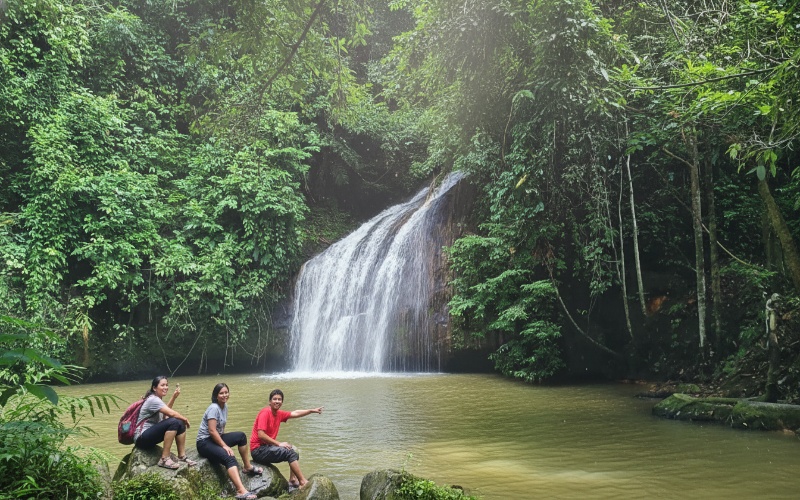 Air Terjun Tanah Merah Samarinda &mdash; panorama hutan asri dan aliran air kemerahan yang memikat mata.