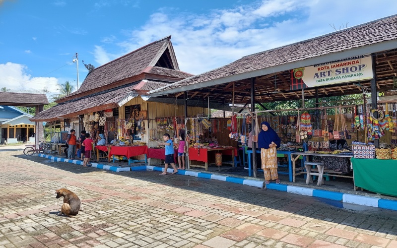 Suasana Lamin Adat Pamung Tawai dengan penari Dayak&mdash;visual kuat yang menangkap identitas budaya dan energi pertunjukan.