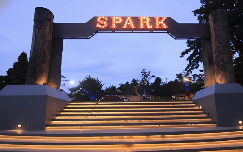 &ldquo;Area utama SPARK Samarinda dengan wahana anak, taman hijau, dan ikon patung gajah&mdash;visual yang menghadirkan nuansa rekreasi keluarga.&rdquo;