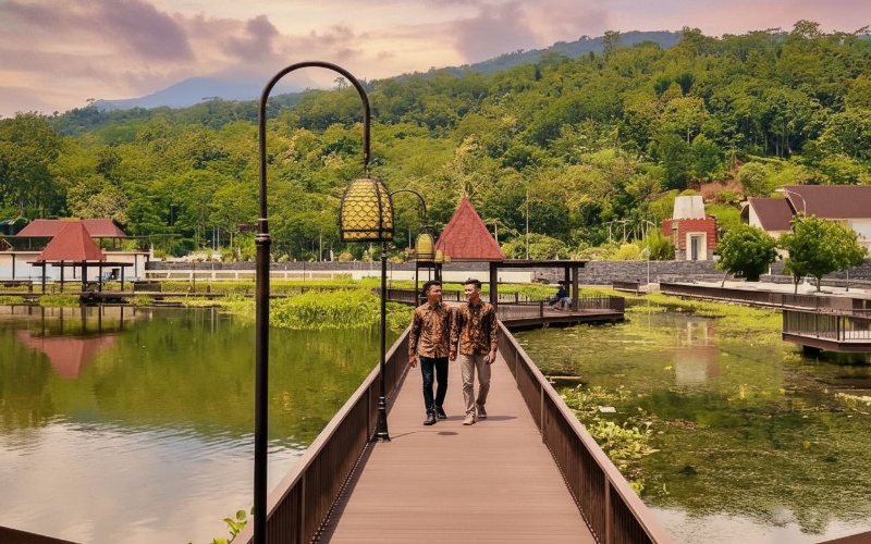 Panorama Bukit Cinta Samarinda saat senja &mdash; view kota dari ketinggian dengan nuansa hangat yang memikat.