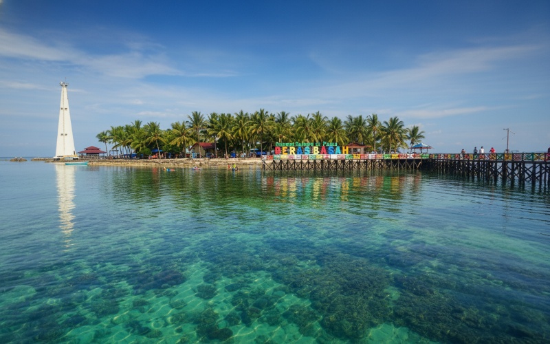 Panorama Pulau Beras Basah&mdash;pasir putih, mercusuar, dan laut biru jernih yang menghadirkan visual memikat untuk wisatawan.