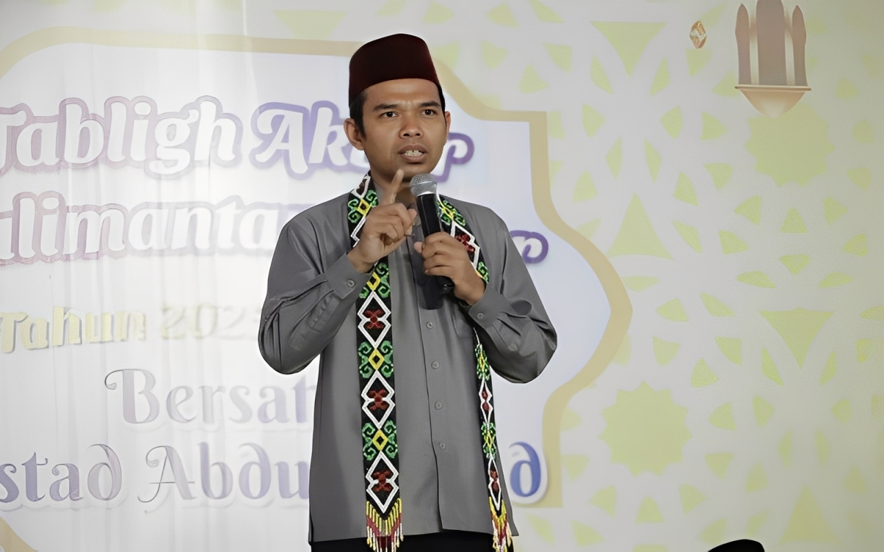 Ustaz Abdul Somad (UAS) menyampaikan tausiah dalam Tabligh Akbar Kalimantan Timur di Masjid Baitul Muttaqien Islamic Center Samarinda, Sabtu (22 November 2025).