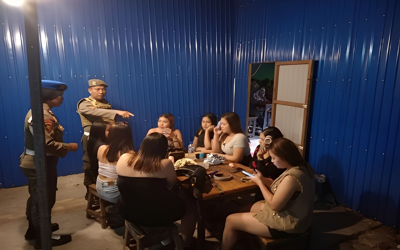 Petugas Satpol PP Kaltim melakukan operasi gabungan di sebuah kafe di Jalan Kapten Soejono Aji, Kecamatan Sambutan, dekat Jembatan Mahkota II, Sabtu (22 November 2025).