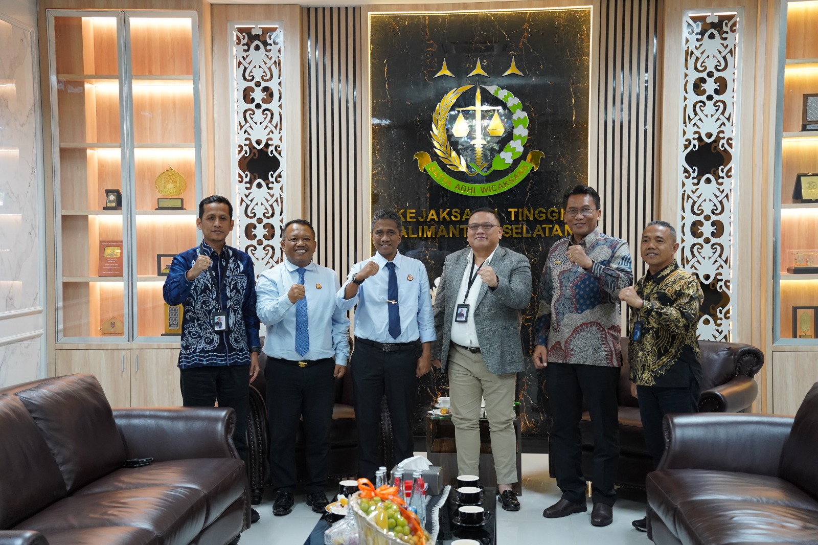 Audiensi PLN dan Kejati Kalsel dengan fokus penguatan sinergi legal dan proyek kelistrikan &ndash; visual momen kolaborasi strategis.