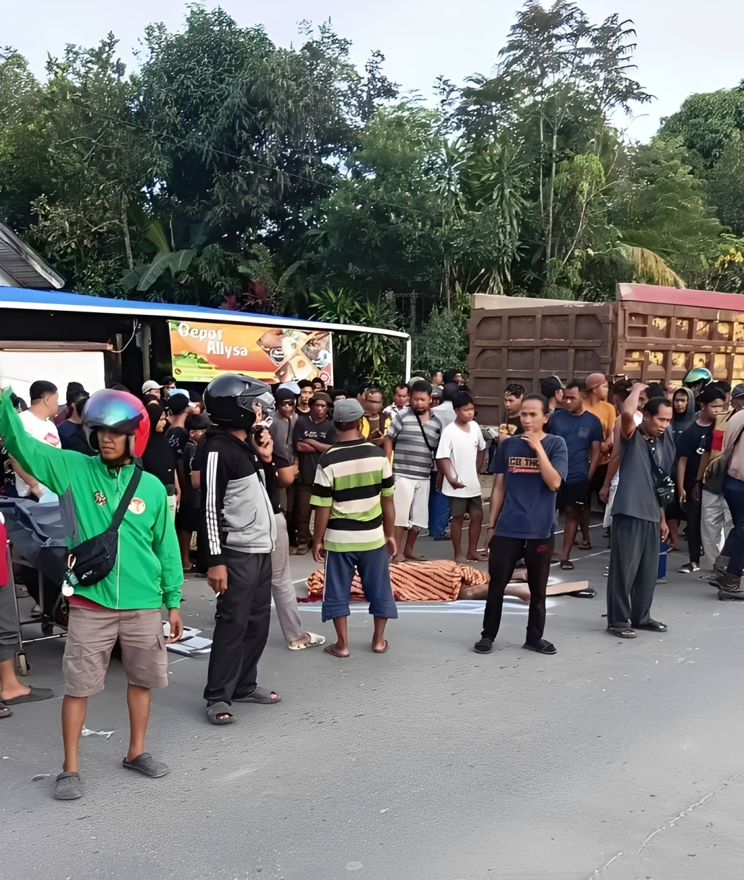 Warga berkumpul di lokasi kecelakaan di Jalur Palaran, Samarinda, Sabtu (22 November 2025).