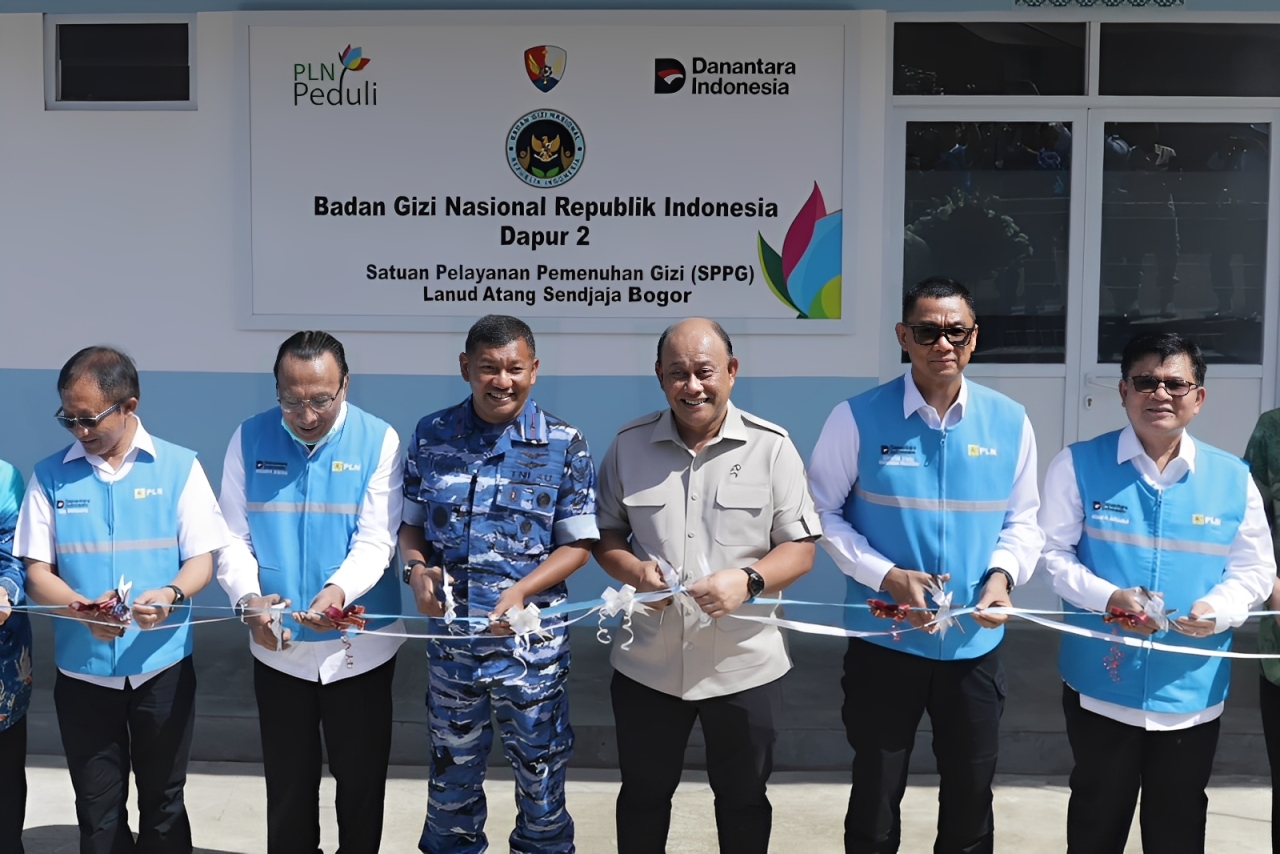 Para pejabat dari PLN, Badan Gizi Nasional, dan TNI AU meresmikan Dapur 2 SPPG Lanud Atang Sendjaja di Bogor, Jumat (21 November 2025).