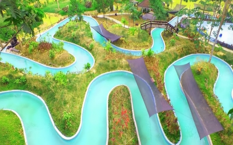&ldquo;Jungle Water World Samarinda &mdash; panorama wahana air bernuansa hutan tropis dengan sentuhan visual yang menyegarkan.&rdquo;
