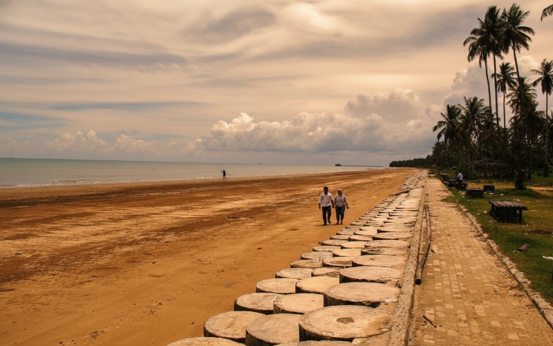 &ldquo;Garis pantai Tanjung Jumlai dengan pasir kwarsa cerah dan deretan kelapa&mdash;visual jernih yang memanjakan mata.&rdquo;