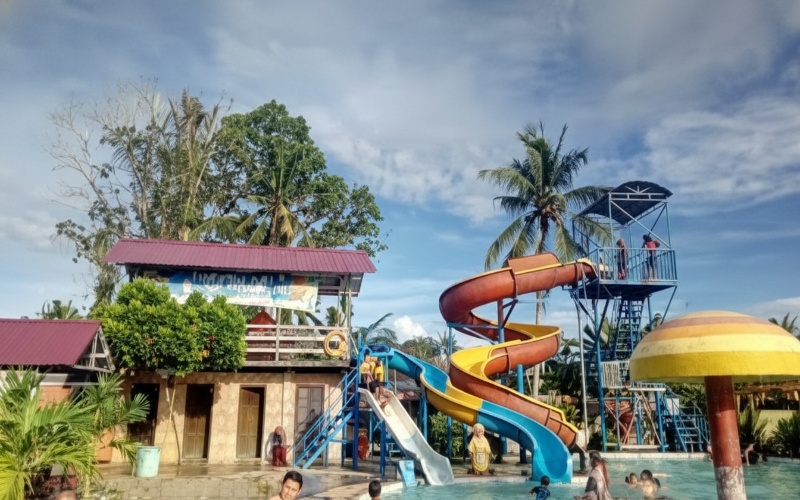 Kolam Pemandian Ofa Mart Babulu &ndash; suasana wahana air penuh keseruan untuk keluarga dan pengunjung lokal.