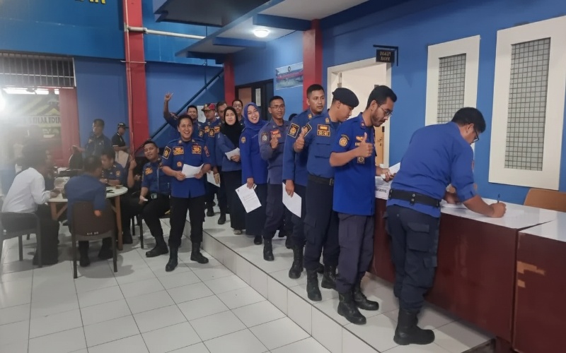 Disdamkarmat Samarinda gelar tes urine massal pastikan petugas steril narkoba demi pelayanan prima. Simak info selengkapnya disini Cess!