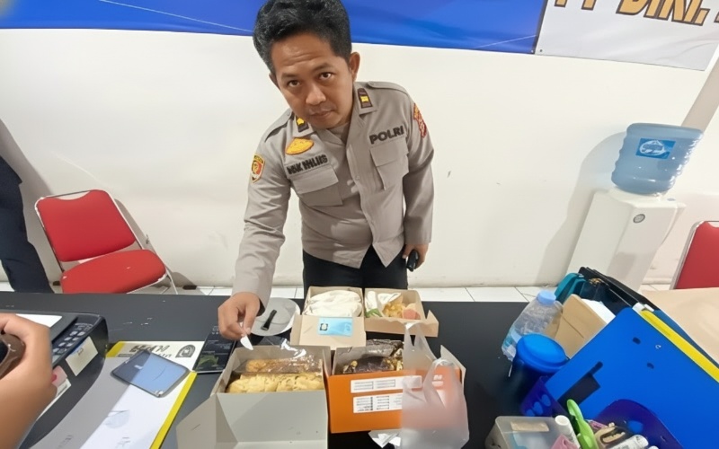 Petugas rutan memeriksa roti cokelat berisi sabu &ndash; visual temuan barang bukti yang mempertegas komitmen pengawasan.