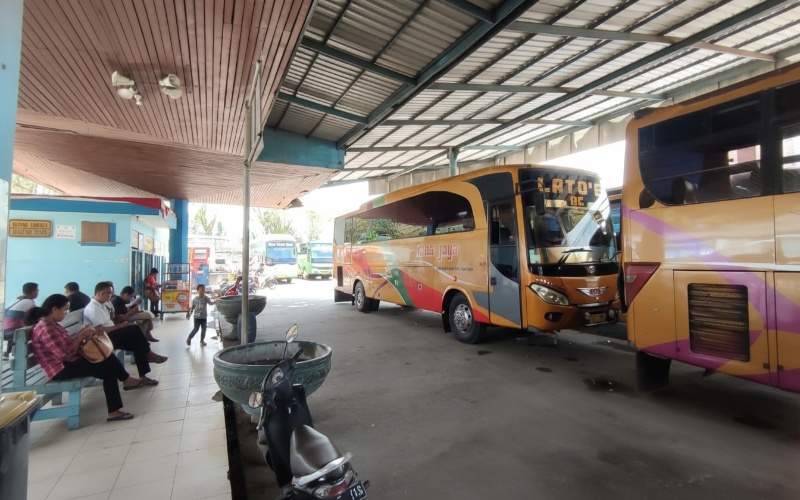 Penumpang menunggu keberangkatan di Terminal Sungai Kunjang, Samarinda, Minggu (23 November 2025).