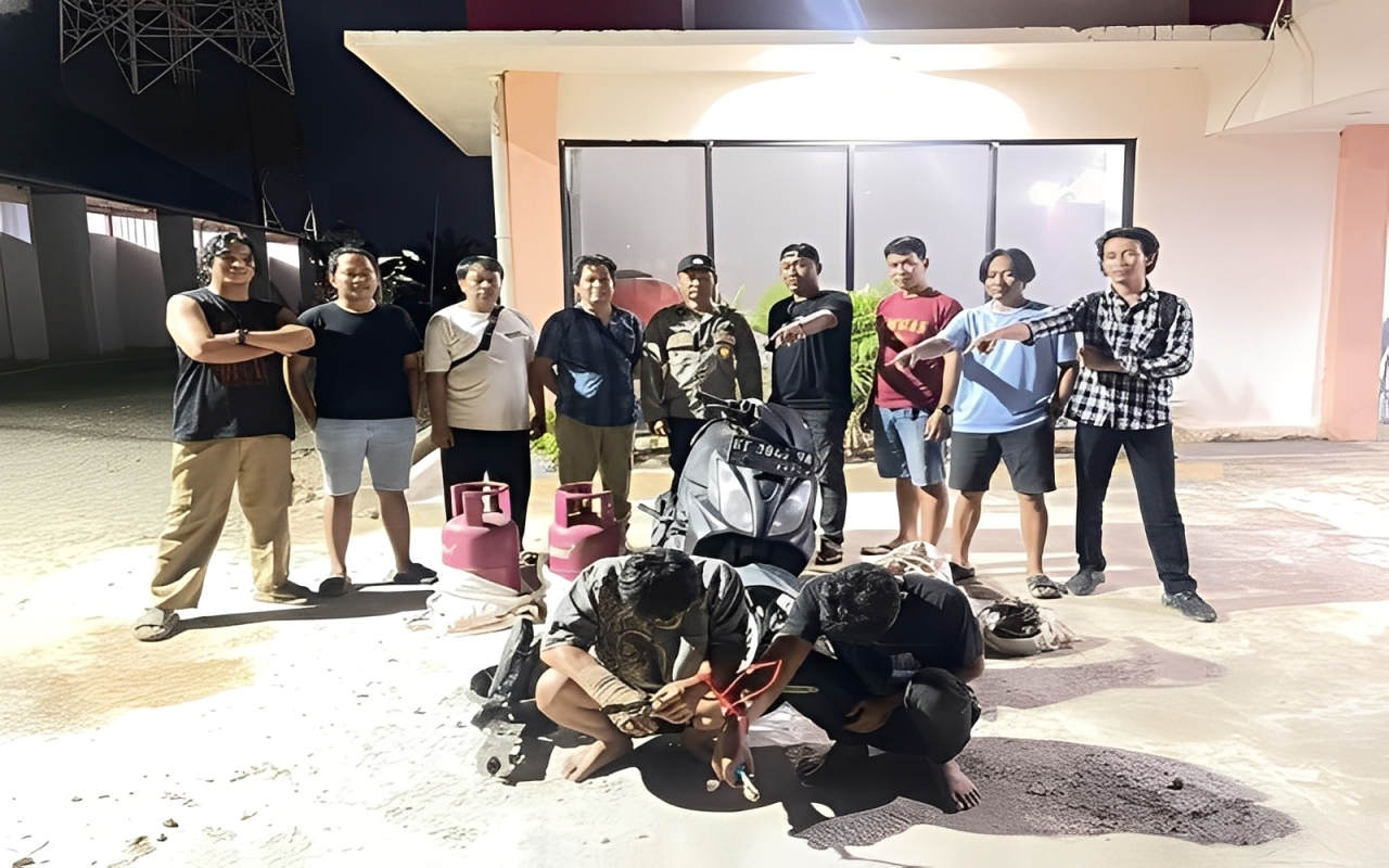 Petugas Polres PPU bersama dua tersangka kasus pencurian di proyek MBG, Penajam, Senin (24 November 2025).