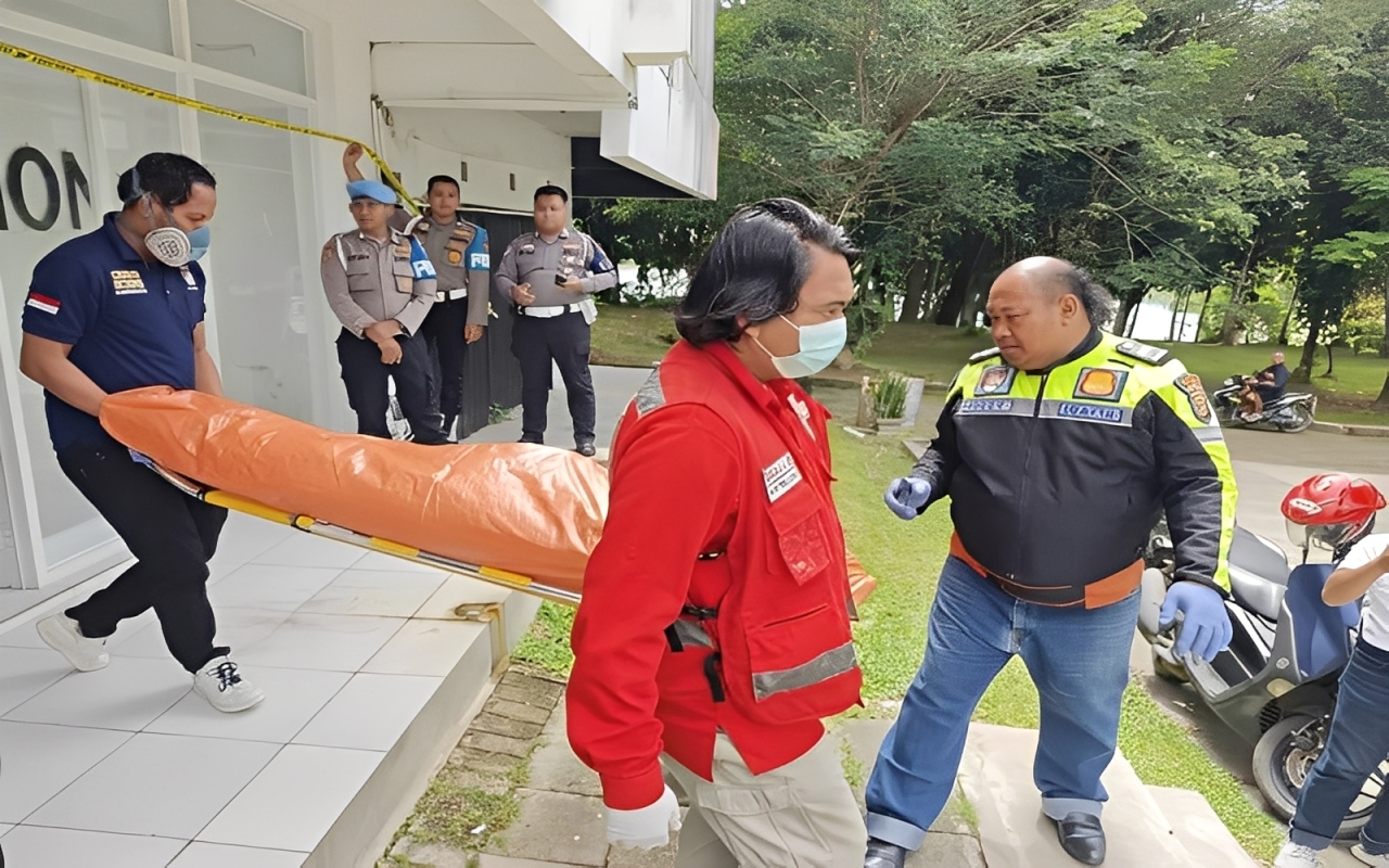 Petugas mengevakuasi jasad pria yang ditemukan meninggal di Perumahan Grand Taman Sari, Samarinda, Sabtu (22 November 2025).