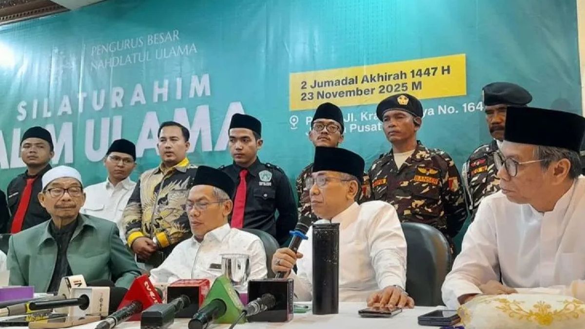 Ketegangan internal NU dengan visual suasana konferensi pers PBNU, menonjolkan gestur serius para pengurus sebagai hook visual.