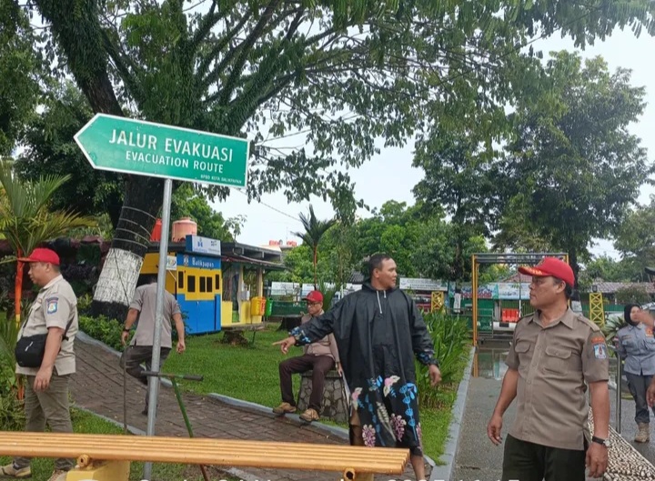 Petugas BPBD memasang rambu evakuasi di Taman Bekapai, visual kuat mitigasi bencana di ruang publik