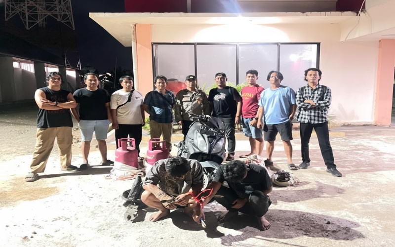 Petugas menunjukkan barang bukti pencurian kabel proyek MBG PPU &mdash; visual dramatis yang menegaskan keseriusan kasus.