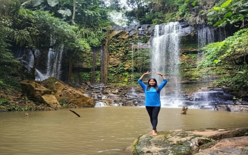 Panorama Air Terjun Rimbawan, hutan tropis rimbun, dan kolam alami yang jernih&mdash;visual yang langsung memanjakan mata.