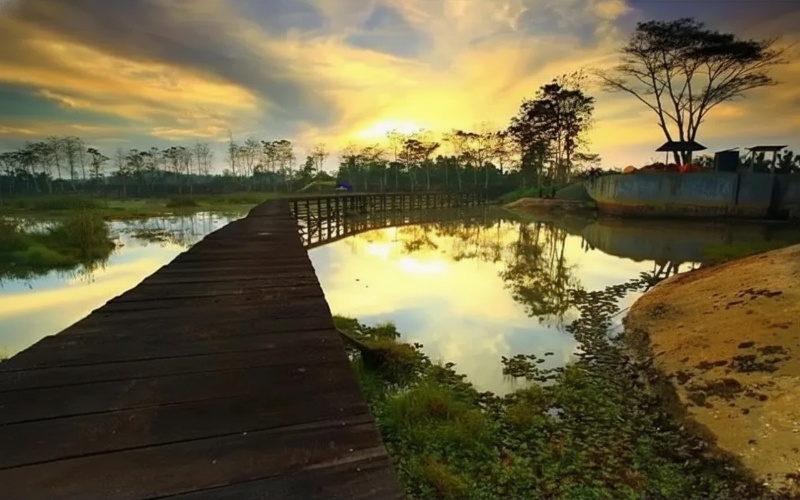 &ldquo;Waduk Sesulu PPU &mdash; panorama hijau, selasar kayu, dan bentang air yang memikat sebagai hook visual alami.&rdquo;