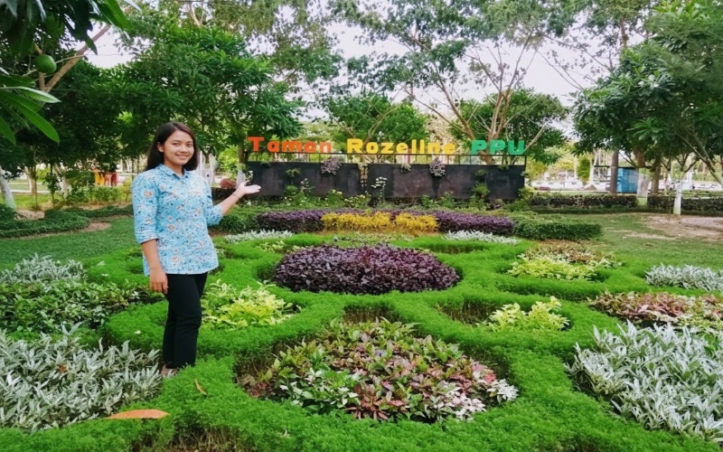 Taman Bunga Rozeline &mdash; ruang hijau luas dengan bunga, danau, dan gazebo yang menghadirkan ketenangan visual bagi pengunjung.