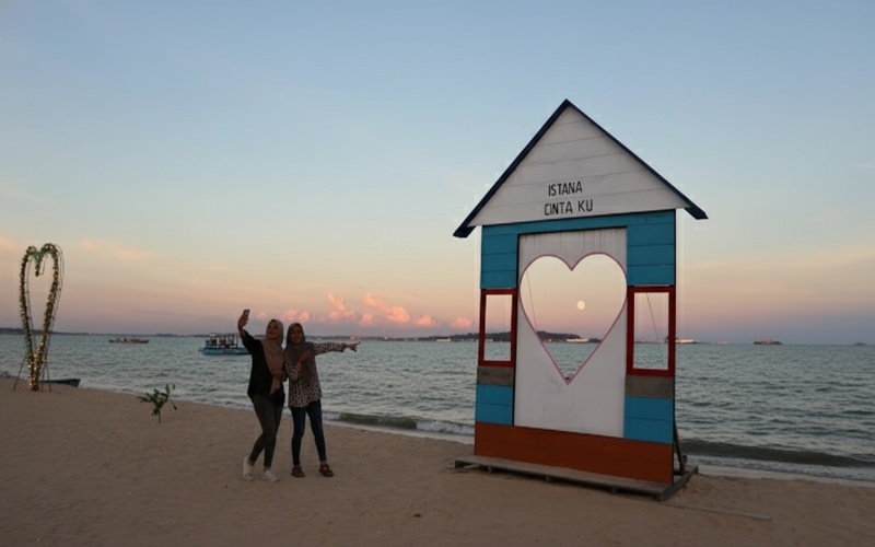 &ldquo;Garis pantai Nipah-Nipah dengan langit sore keemasan &mdash; visual damai yang memikat setiap pengunjung.&rdquo;