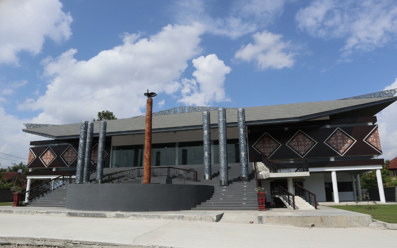 &ldquo;Interior Museum Kota Samarinda dengan koleksi budaya Dayak dan sarung Samarinda &ndash; visual penuh warna yang mengundang rasa ingin tahu.&rdquo;