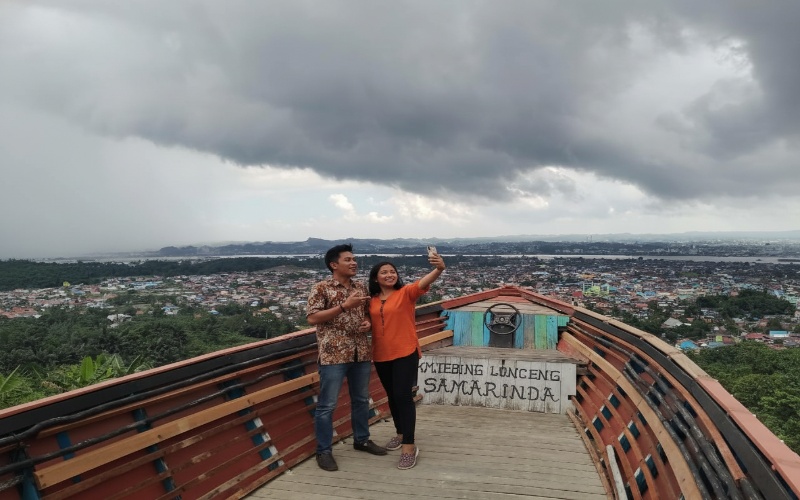 Panorama Tebing Lonceng Samarinda dengan spot foto utama dan pemandangan Sungai Mahakam&mdash;visual alami yang memikat.