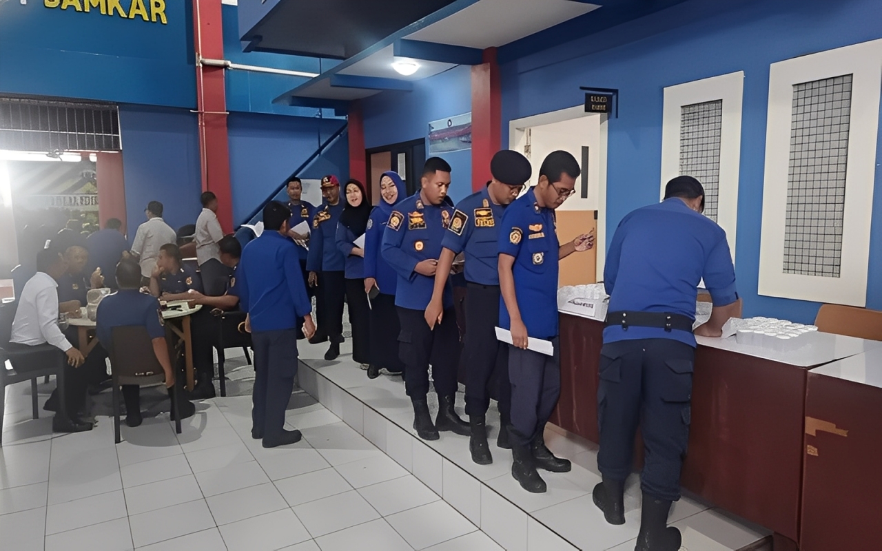 Personel Damkar Samarinda antre mengikuti tes urine massal, Senin (24 November 2025).