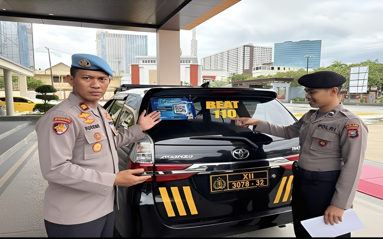 Petugas menunjukkan stiker kode QR Divpropam Polri yang terpasang pada mobil dinas patroli sebagai sarana pelaporan masyarakat secara cepat dan aman.