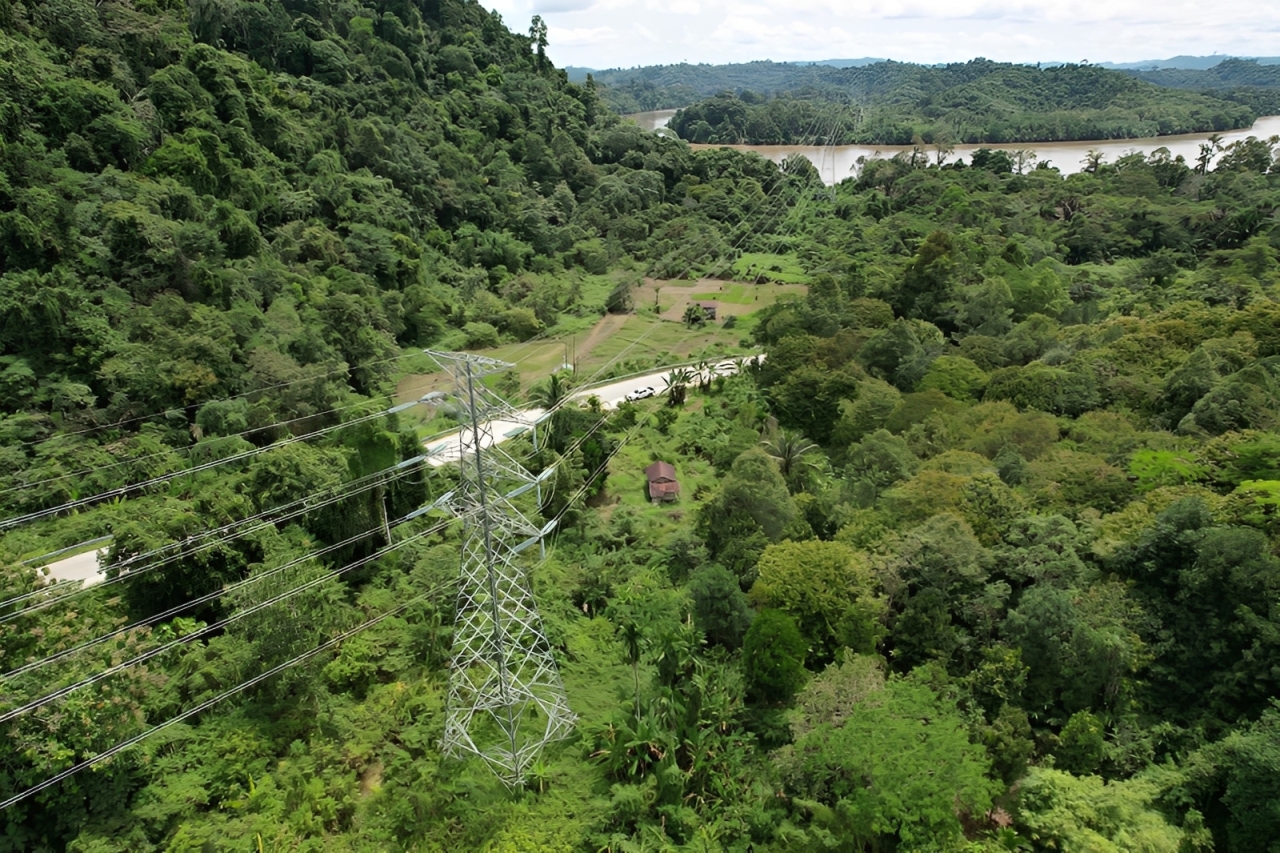 Tower jaringan SUTT 150 kV Tanjung Selor &ndash; Tidang Pale menjulang di kawasan perbukitan dan hutan Kalimantan Utara.